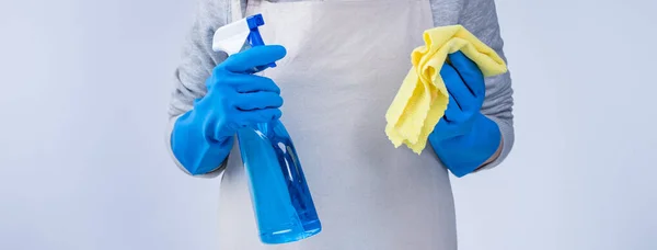 Jovem Governanta Avental Está Fazendo Limpeza Com Luvas Azuis Pano — Fotografia de Stock