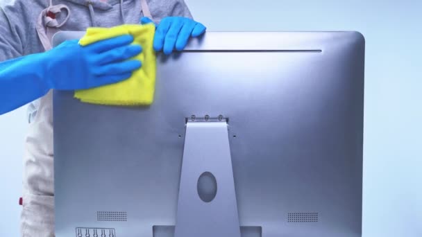 Junge Haushälterin Schürze Putzt Wischt Bürocomputer Oberfläche Mit Blauen Handschuhen — Stockvideo