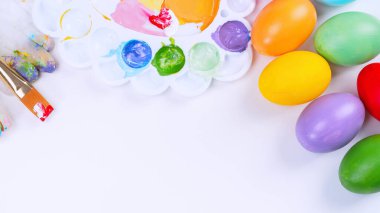Tasarım konsepti - Paskalya kutlaması için hazırlanmak, Paskalya yumurtalarını renkli akrilik pigment renkleriyle boyamak palet, üst görünüm, yaşam tarzı.