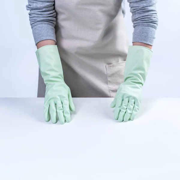 Önlüklü Genç Kadın Masayı Temizlemek Için Yeşil Eldiven Giyiyor Beyaz — Stok fotoğraf