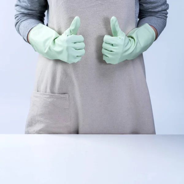 Junge Haushälterin Schürze Trägt Grüne Handschuhe Den Tisch Säubern Konzept — Stockfoto