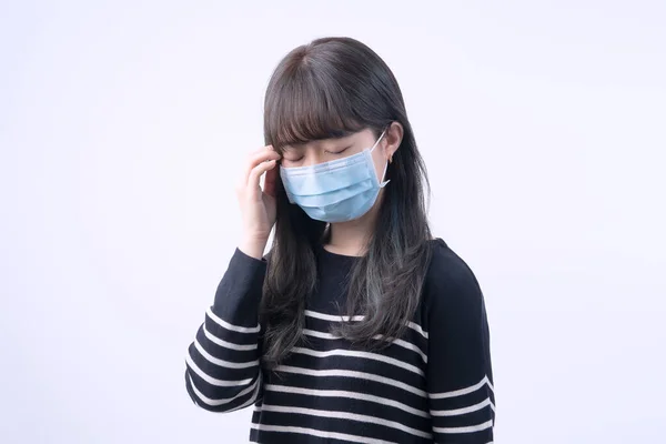 Genç Kadın Sersemlemiş Baş Ağrısı Hasta Hasta Gri Arka Planda — Stok fotoğraf