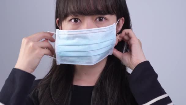 Passi Indossare Maschera Chirurgica Asiatico Giovane Donna Sta Dimostrando Come — Video Stock