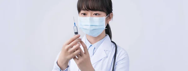 Doktor Yüz Maskeli Şırınga Tutuyor Genç Kadın Doktor Konsepti Coronavirus — Stok fotoğraf