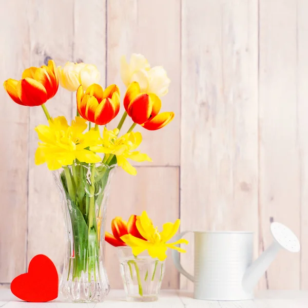 Arreglo Flores Tulipán Jarrón Vidrio Con Saludo Corazón Decoración Regadera — Foto de Stock