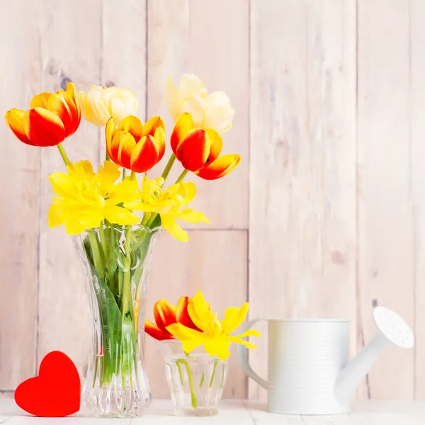 Tulp Bloemstuk Glazen Vaas Met Hart Begroeting Gieter Decor Houten — Stockfoto