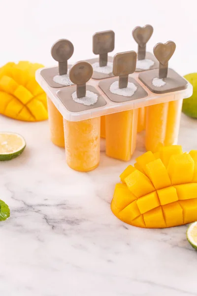 Mango Dondurması Parlak Mermer Masadaki Plastik Şekilli Kutuda Meyve Buzu — Stok fotoğraf