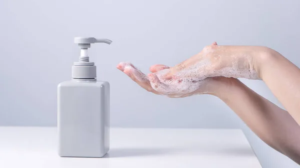 Tvätta Händerna Asiatisk Ung Kvinna Med Flytande Tvål För Att — Stockfoto