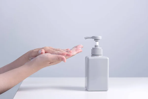Laver Les Mains Jeune Femme Asiatique Utilisant Savon Liquide Pour — Photo