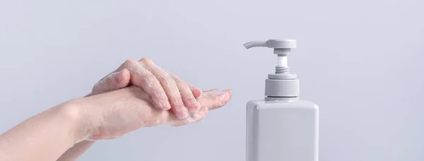 Handen Wassen Aziatische Jonge Vrouw Met Behulp Van Vloeibare Zeep — Stockfoto