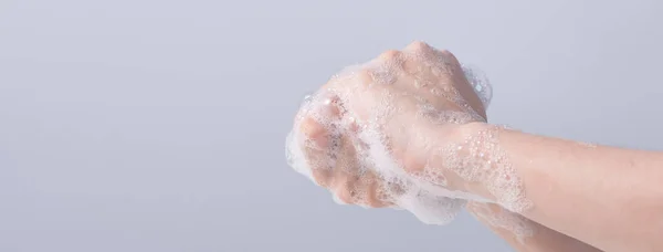 Мыть Руки Азиатская Молодая Женщина Использующая Жидкое Мыло Мытья Рук — стоковое фото