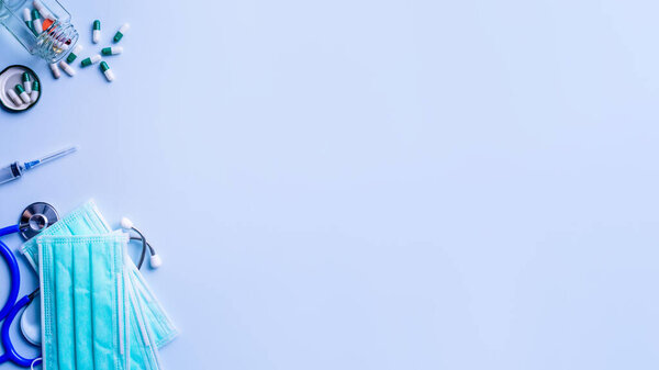 Маска с таблетками, стетоскоп, предметы медицинского назначения для шприцев, изолированные на синем фоне, вид сверху, плоская кладка, накладные выстрелы, концепция защиты от вирусов
.