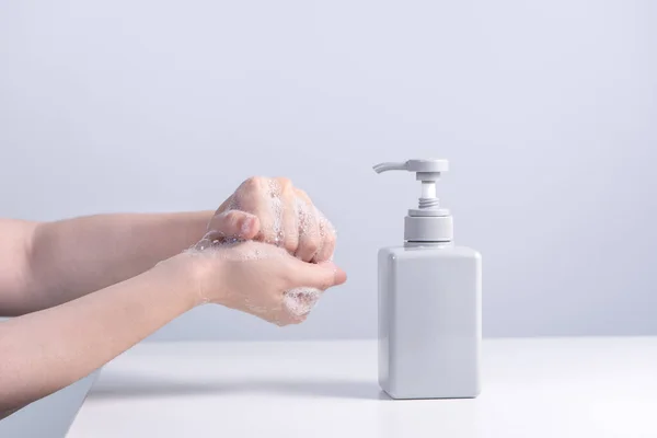 Handen Wassen Aziatische Jonge Vrouw Met Behulp Van Vloeibare Zeep — Stockfoto