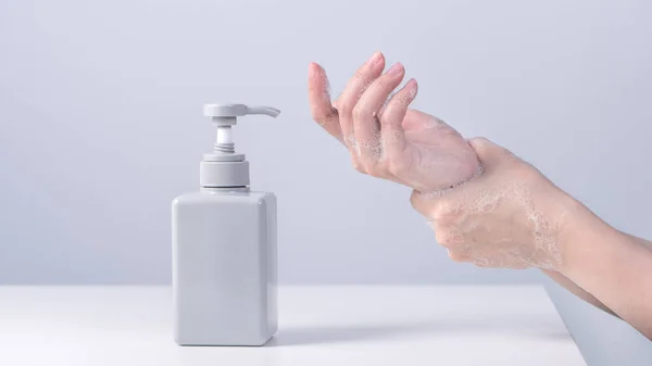 Πλένω Χέρια Ασιάτισσα Νεαρή Γυναίκα Που Χρησιμοποιεί Υγρό Σαπούνι Για — Φωτογραφία Αρχείου