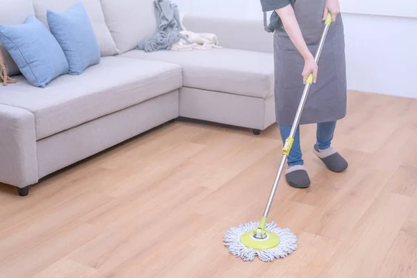 Suelos Trapeador Mujer Joven Lavando Planta Baja Madera Casa Con — Foto de Stock