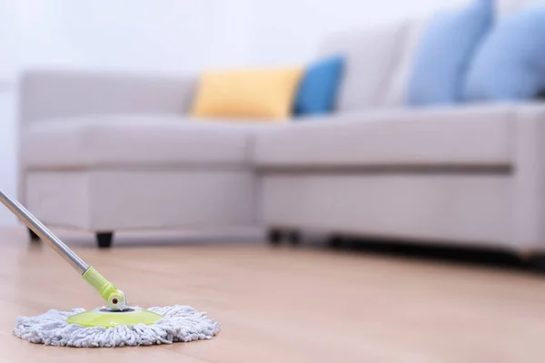 Suelos Trapeador Mujer Joven Lavando Planta Baja Madera Casa Con — Foto de Stock