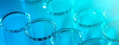 Test tüpü sırası. Tıbbi ya da bilim laboratuarı kavramı, mavi tonlu damlacıklı sıvı damlası, yakın plan, mikro fotoğrafçılık resmi.