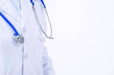 Kadın doktor portresi, beyaz arka planda izole edilmiş steteskop tutan genç kadın fizikçi, yakın plan, kırpılmış manzara, kopyalama alanı