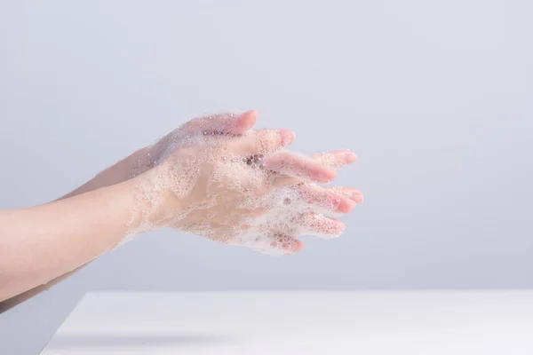 Handen Wassen Aziatische Jonge Vrouw Met Behulp Van Vloeibare Zeep — Stockfoto