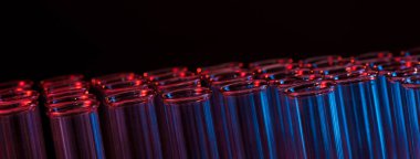 Test tüpü sırası. Tıbbi ya da bilim laboratuarı kavramı, mavi tonlu damlacıklı sıvı damlası, yakın plan, mikro fotoğrafçılık resmi.