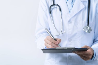 Beyaz önlüklü, beyaz önlüklü bir doktor, tıbbi kayıt teşhisi yazıyor, beyaz arka planda izole edilmiş, kapalı, kırpık görünümlü..