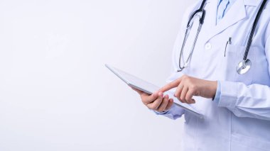 Steteskoplu beyaz önlüklü doktor elinde tablet, tıbbi bilgileri, teşhisi gösteriyor, beyaz arka planda izole edilmiş, yakın plan, kırpık görüş..