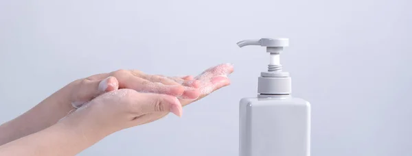 Lavarse Las Manos Mujer Joven Asiática Que Usa Jabón Líquido —  Fotos de Stock
