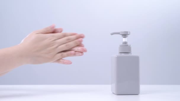 洗手说明 亚洲女青年用肥皂洗手 用卫生观念来阻止在灰白色背景下隔离的考拉病毒的传播 近距离观察 — 图库视频影像