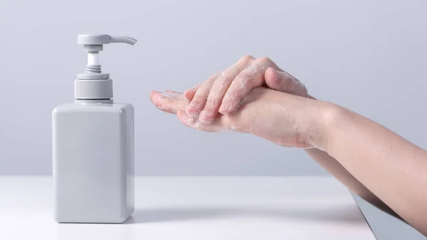 Помийте Руки Азійська Молода Жінка Користуючись Рідким Милом Миття Рук — стокове фото