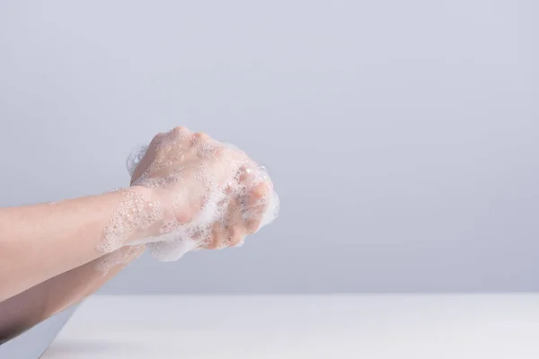 Помийте Руки Азійська Молода Жінка Користуючись Рідким Милом Миття Рук — стокове фото
