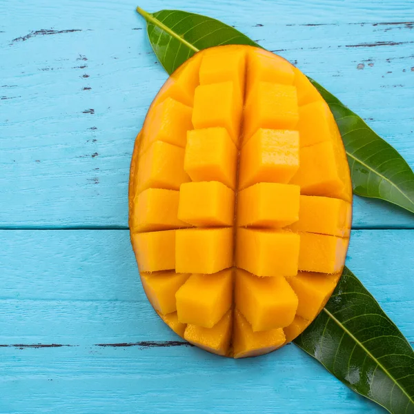 Mango Φρέσκα Ψιλοκομμένα Τροπικά Φρούτα Μάνγκο Απομονώνονται Φωτεινό Ζωντανό Γαλάζιο — Φωτογραφία Αρχείου