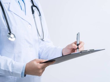 Beyaz önlüklü, beyaz önlüklü bir doktor, tıbbi kayıt teşhisi yazıyor, beyaz arka planda izole edilmiş, kapalı, kırpık görünümlü..