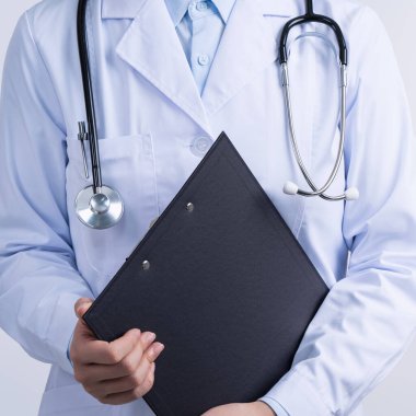 Beyaz önlüklü, beyaz önlüklü bir doktor, tıbbi kayıt teşhisi yazıyor, beyaz arka planda izole edilmiş, kapalı, kırpık görünümlü..