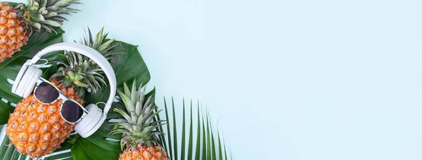 Ananas Drôle Portant Casque Blanc Concept Écoute Musique Isolé Sur — Photo