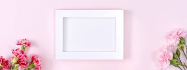 Anneler Günü, Sevgililer Günü arkaplan tasarımı, pembe masadaki güzel pembe karanfil çiçeği buketi, üst manzara, düz alan, kopyalama.