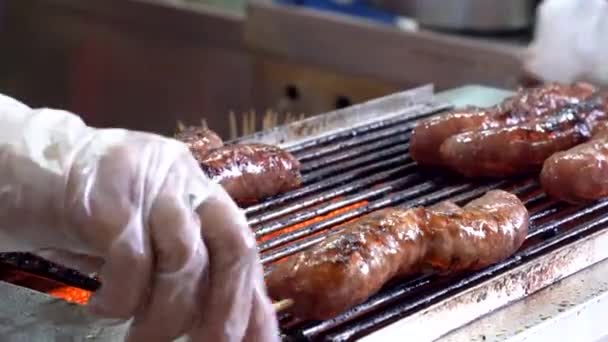 台湾の有名なグルメストリートバーベキュー料理で焼きソーセージ リアルタイム クローズアップ — ストック動画