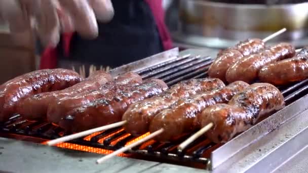 台湾台北的烤香肠 台湾著名的美食街头烧烤食品 实况转播 — 图库视频影像