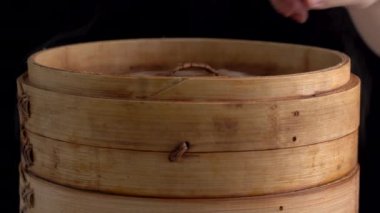 Zongzi pişirmek - Buharda pişirilmiş Çin pilavı böreği, Ejderha Teknesi Duanwu Festivali için taze yemek, siyah arka planda izole edilmiş, yaşam tarzını kapat.