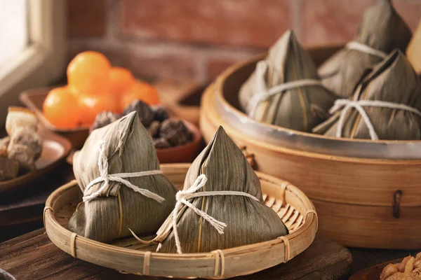 Zongzi Čínský Rýžový Knedlík Zongzi Parníku Dřevěném Stole Červenou Cihlou — Stock fotografie