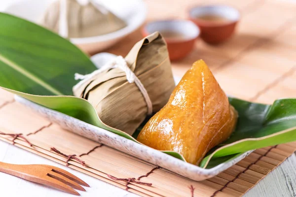 Zongzi - geleneksel Dragon Boat Duanwu Festivali konsepti için tabakta alkali Çin pirinçli hamur köftesi kristali.