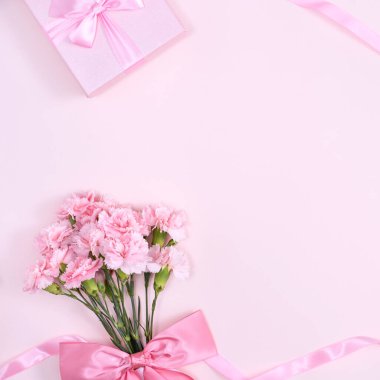Anneler Günü, Sevgililer Günü arka plan tasarım konsepti, güzel pembe karanfil çiçeği buketi pastel masa, üst manzara, düz yer, kopyalama alanı.