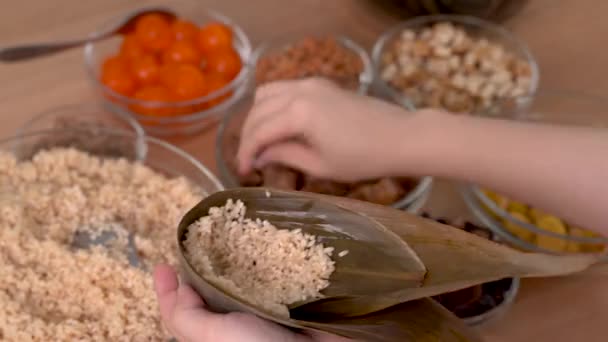 Hacer Zongzi Bolas Arroz Preparación Familia Envolviendo Montón Comida China — Vídeo de stock