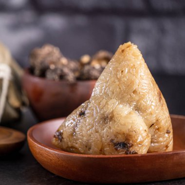 Pirinç köftesi, zongzi - Çin pirinçli hamur tatlısı siyah tuğlalı arka plan masa, Ejderha Teknesi Festivali konsepti geleneksel yemek, kapatın.
