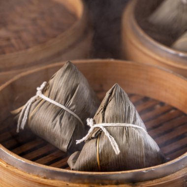 Pirinç köftesi, zongzi - Çin pirinçli hamur tatlısı siyah tuğlalı arka plan masa, Ejderha Teknesi Festivali konsepti geleneksel yemek, kapatın.