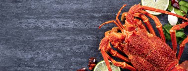 Pişmiş ıstakoz, lezzetli deniz ürünleri seti, üzerinde bıçak ve çatal olan siyah taş kaplama arka plan, restoran menüsü tasarımı, üst manzara, genel giderler.