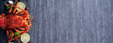 Pişmiş ıstakoz, lezzetli deniz ürünleri seti, üzerinde bıçak ve çatal olan siyah taş kaplama arka plan, restoran menüsü tasarımı, üst manzara, genel giderler.