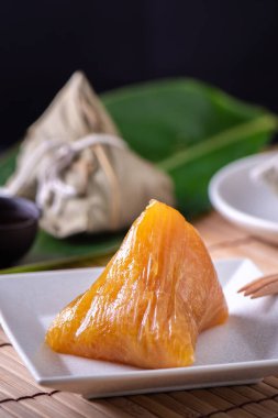 Alkali pirinç hamurlu zongzi Ejderha Teknesi Duanwu Festivali 'nde yemek için tabakta geleneksel Çin kristali..