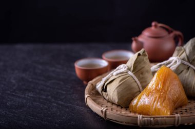 Alkali pirinç hamurlu zongzi Ejderha Teknesi Duanwu Festivali 'nde yemek için tabakta geleneksel Çin kristali..