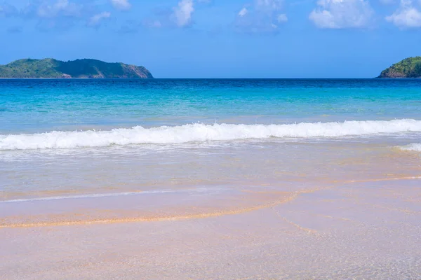 日当たりの良い青空で隔離された柔らかい波と美しい素晴らしい金色の砂浜 熱帯穏やかな観光のアイデアの概念 コピースペース クローズアップ — ストック写真