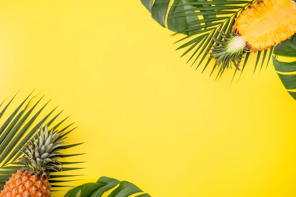 Schöne Ananas Auf Tropischen Palmen Monstera Blättern Isoliert Auf Hellem — Stockfoto